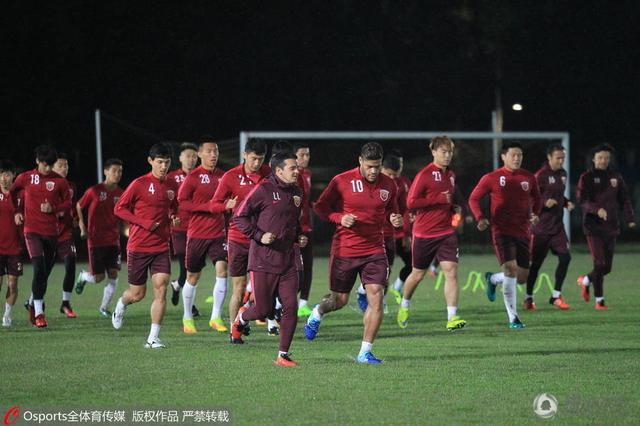显然，在客场比赛时这并不容易，球迷们会鼓励主队。